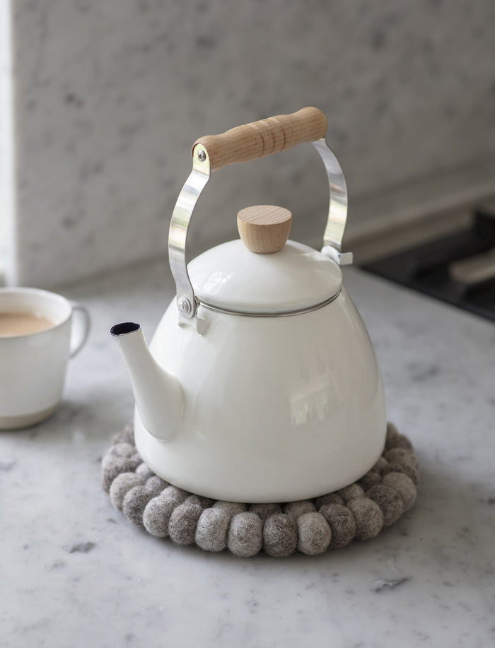 Garden Trading Enamel Stove Kettle in warm white