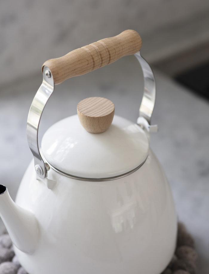 Garden Trading Enamel Stove Kettle – 2.2 litre stovetop kettle, warm white