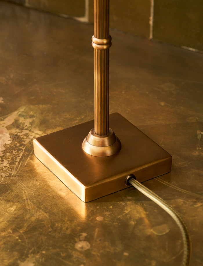 Garden Trading Kelmscot Table Lamp – Antique Brass